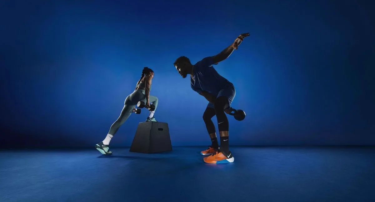 Nike Metcon 10 — athletes training with dumbbells and kettlebells, blue background